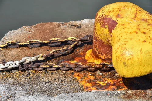 Corrosion_d_une_chaine_en_acier_en_bord_de_mer.webp