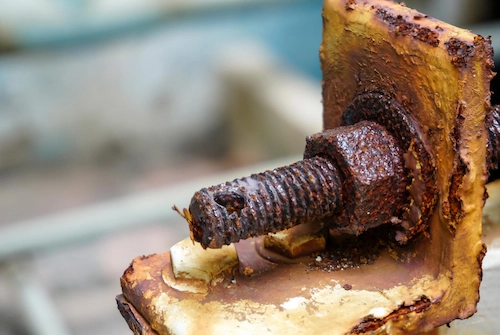 Corrosion_d_une_vis_en_acier.webp